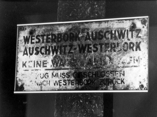 Schild am Zug von Westerbork nach Auschwitz.
